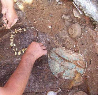 Illustration for article titled 2,300 Year-Old Golden Wreath Found On Head Of Buried Body In Greek Subway Dig